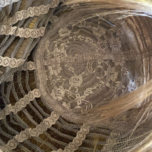 Synthetic Chin Length Bob Wig Color P4/27/30
NWT Chic Trendy Minimalist … - Picture 5 of 9